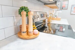 Fridge, microwave, oven, stovetop - Dreamy Getaway 2br&2ba, Relaxing Backyard w/ Mural (Memphis)