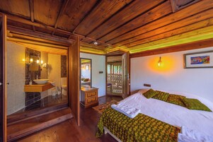 Standard Room | Egyptian cotton sheets, premium bedding, Tempur-Pedic beds, free WiFi