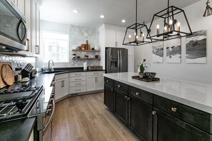 Geladeira, micro-ondas, fogão, cooktop