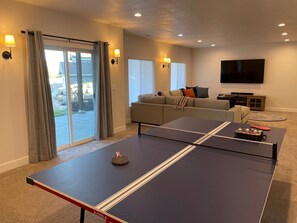 Smart TV, fireplace, table tennis