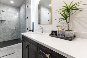 Ensemble douche/baignoire, sèche-cheveux, serviettes fournies, savon