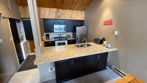 公寓式客房, 多张床 (#406 Vail International) | 私人厨房