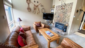 Apartamento, varias camas (#406 Vail International) | Sala de estar