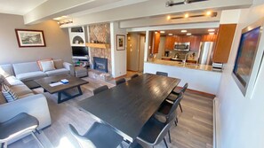 公寓客房, 多張床 (#303 Vail International) | 客廳