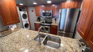 公寓客房, 多張床 (#303 Vail International) | 私人廚房