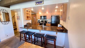 公寓客房, 多張床 (#408 Vail International) | 私人廚房