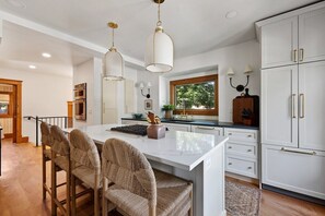 Kylskåp, mikrovågsugn, ugn och spishäll