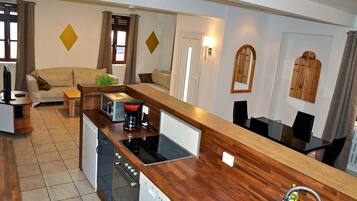 Kühlschrank, Mikrowelle, Ofen, Herdplatte