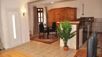 Fernseher, Bücher, Stereoanlage