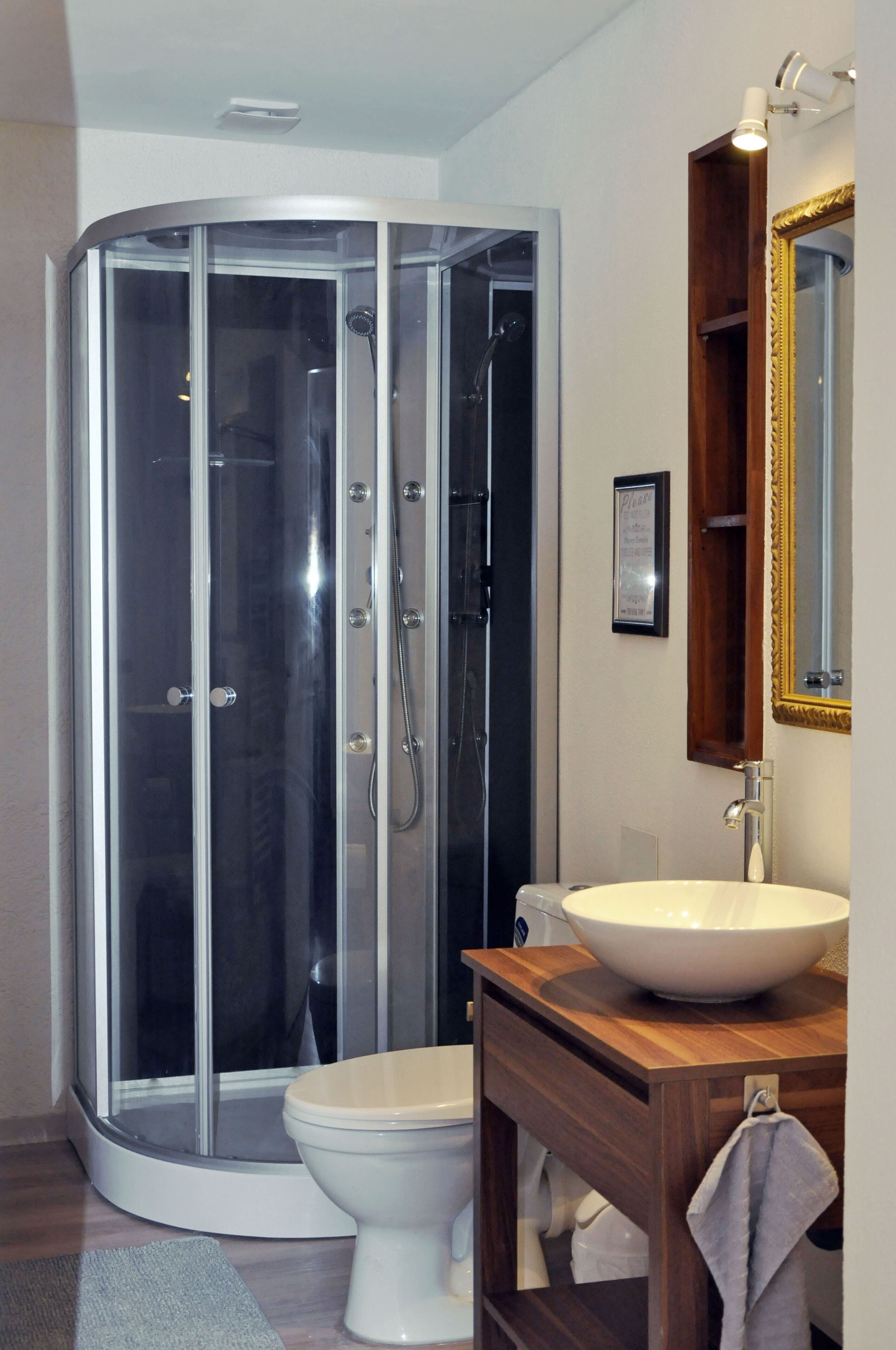 Dusche, Haartrockner, Bademäntel, Hausschuhe