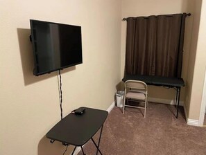 1 bedroom, blackout drapes, WiFi - Room w/PRIVATE BATH, Large Pool & Spa! (1.0) (Las Vegas)