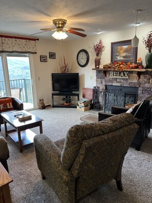 Älytelevisio, takka, DVD-soitin, pöytätennispöytä