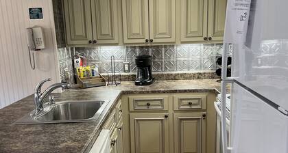 Lazy Bear Condo - Gorgeous View, 2 BR, Indoor Pool, 15 mins to Gatlinburg