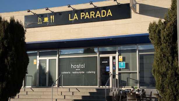 A building with a sign reading "LA PARADA" and "hostal" indicating it is a hostel. - Hostal La Parada (Getafe)