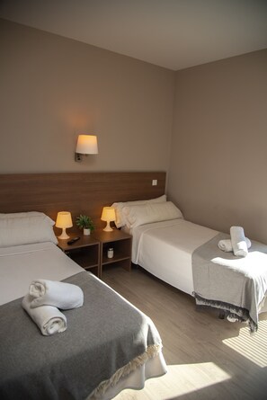 Desk, soundproofing, free WiFi, bed sheets - Hostal La Parada (Getafe)