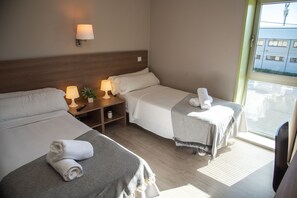 Chambre avec lits jumeaux, 2 lits une place | Bureau, chambres insonorisées, Wi-Fi gratuit, draps fournis