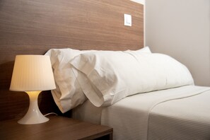 Basic Twin Room, 2 Twin Beds | Desk, soundproofing, free WiFi, bed sheets - Hostal La Parada (Getafe)