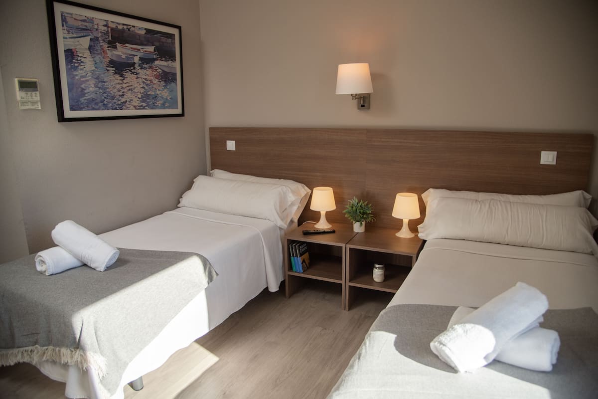 Kamar Twin Basic, 2 Tempat Tidur Twin | Meja kerja, kedap suara, Wi-Fi gratis, dan seprai linen