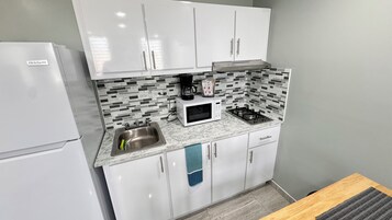 Premium Room | Private kitchen | Microwave, cookware/dishes/utensils, paper towels, dining tables