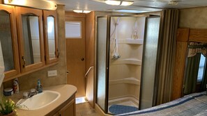 Trailer elite, 1 quarto | Banheiro | Chuveiro, toalhas de banho