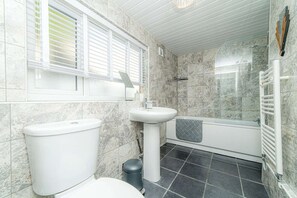 Ensemble baignoire-douche, séchoir à cheveux, serviettes fournies, savon