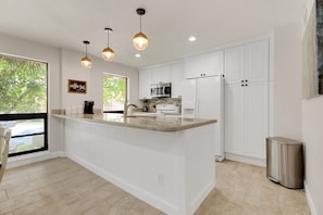 Fridge, microwave, oven, stovetop - Paradise Awaits! Tropical Flamingo PGA Villa (Palm Beach Gardens)