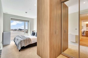 2 bedrooms, iron/ironing board, WiFi, bed sheets - Family friendly, stylish river facing stylish 2 bed apartment- direct city links (London)