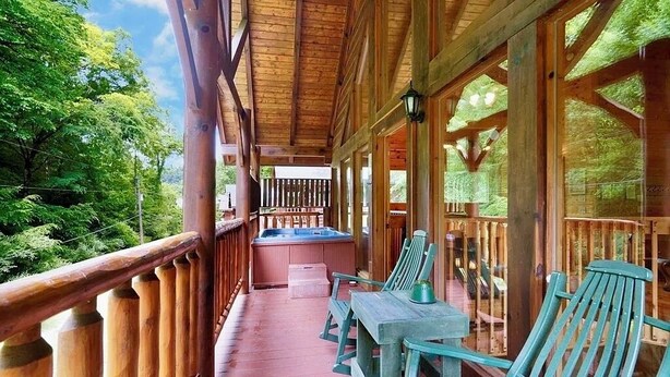 Une terrasse en bois avec un jacuzzi, des chaises en bois et une table.