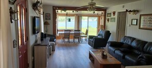 Smart-TV, peis, DVD-spiller og fotballspill