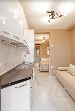 Kühlschrank, Mikrowelle, Ofen, Herdplatte