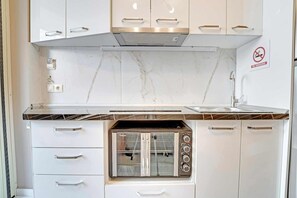 Frigorifero, microonde, forno, piano cottura