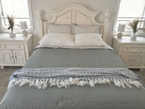3 bedrooms, desk, WiFi, bed sheets