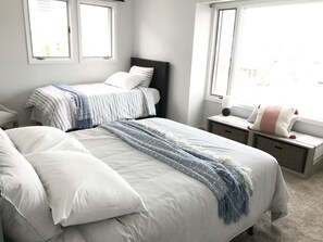 3 bedrooms, desk, WiFi, bed sheets