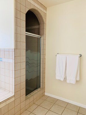 Combined shower/tub, jetted tub, hair dryer, towels