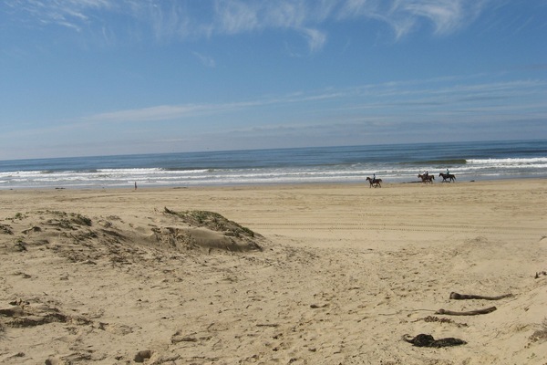 Una playa cerca, sillas reclinables de playa, toallas de playa