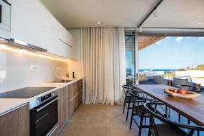 Kühlschrank, Mikrowelle, Ofen, Geschirrspüler