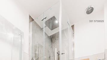 Douche, sĂšche-cheveux, bidet, serviettes fournies