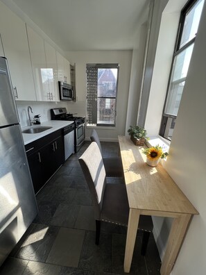 Lavavajillas, cafetera y tetera y tostadora 