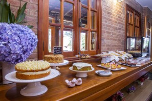 Free daily buffet breakfast  - Pousada Suica Mineira Garden (Camanducaia)