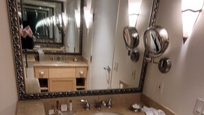 Een bad/douchecombinatie, een haardroger, handdoeken, zeep