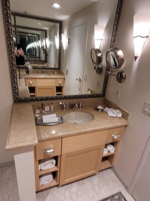 Combined shower/bathtub, hair dryer, towels, soap - Polo Towers Suites, Las Vegas - *2 Bedrooms 2 Bath Sleeps 6* (Las Vegas)