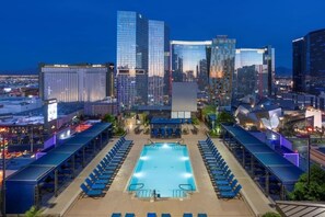 Outdoor pool - Polo Towers Suites, Las Vegas - *2 Bedrooms 2 Bath Sleeps 6* (Las Vegas)