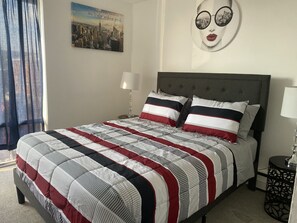 2 chambres, bureau, fer et planche à repasser, lit parapluie