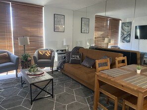 Älytelevisio, pöytätennispöytä, kirjoja