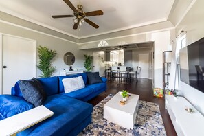 Smart TV - 3 Bd Home Near Downtown Long Beach w/ Free Parking (Long Beach)