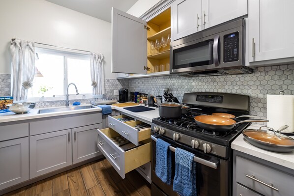 Réfrigérateur, micro-ondes, four, plaque de cuisson