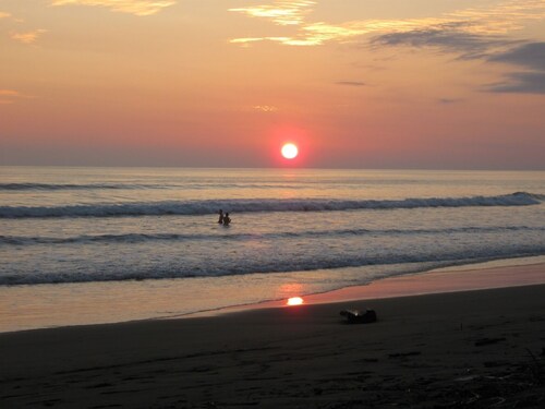 Slice Of Paradise Beach Bungalow, sleeps 2 - 5, full kitchen, 2 baths, AC, &more