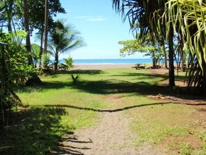 Perto da praia, espreguiçadeiras, toalhas de praia 
