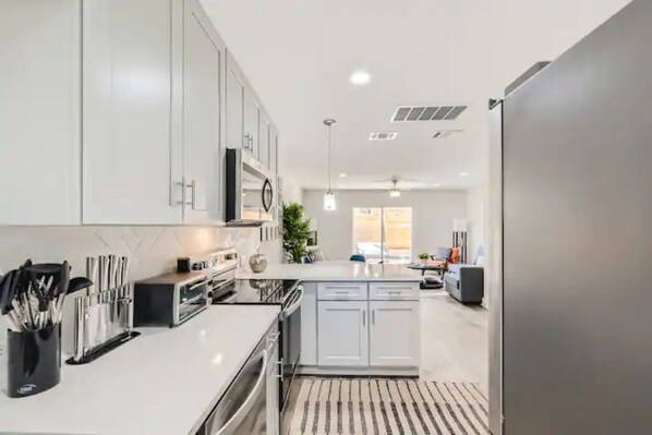 Réfrigérateur, micro-ondes, four, plaque de cuisson