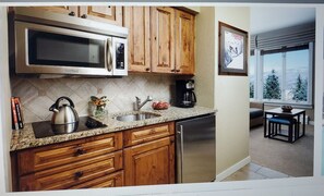 Refrigerador, microondas, parrilla de estufa y tetera eléctrica 